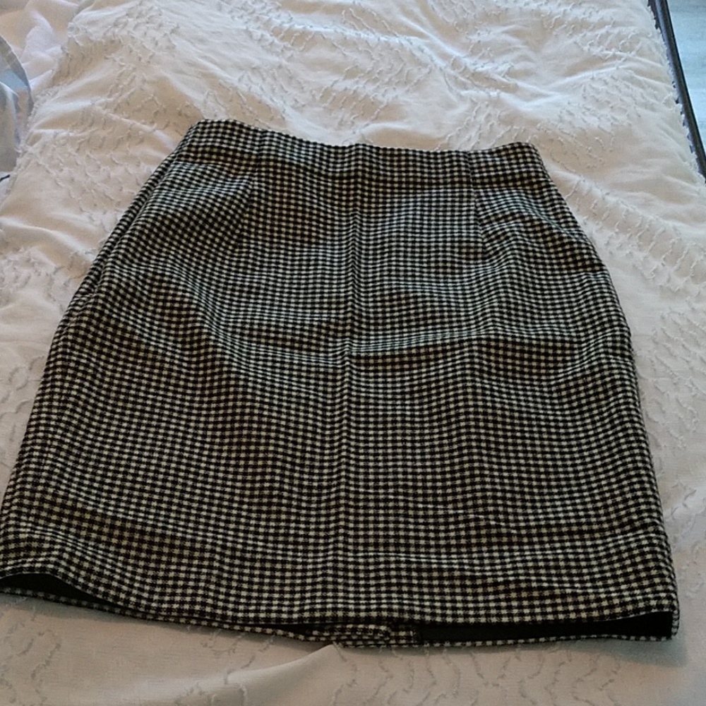 Fitted pencil skirt in houndstooth wool blend